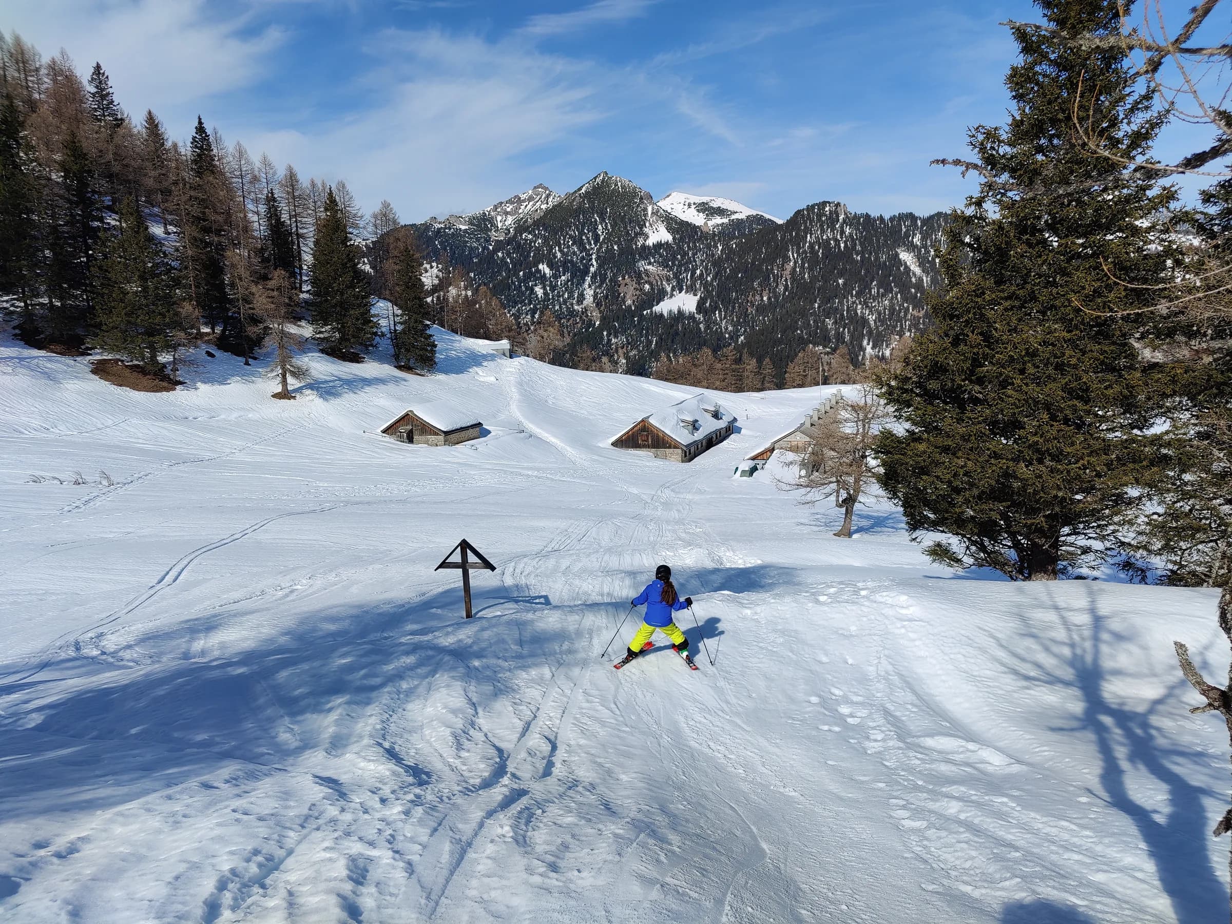 Alpine Winterlandschaft mit Schnee und Bergen