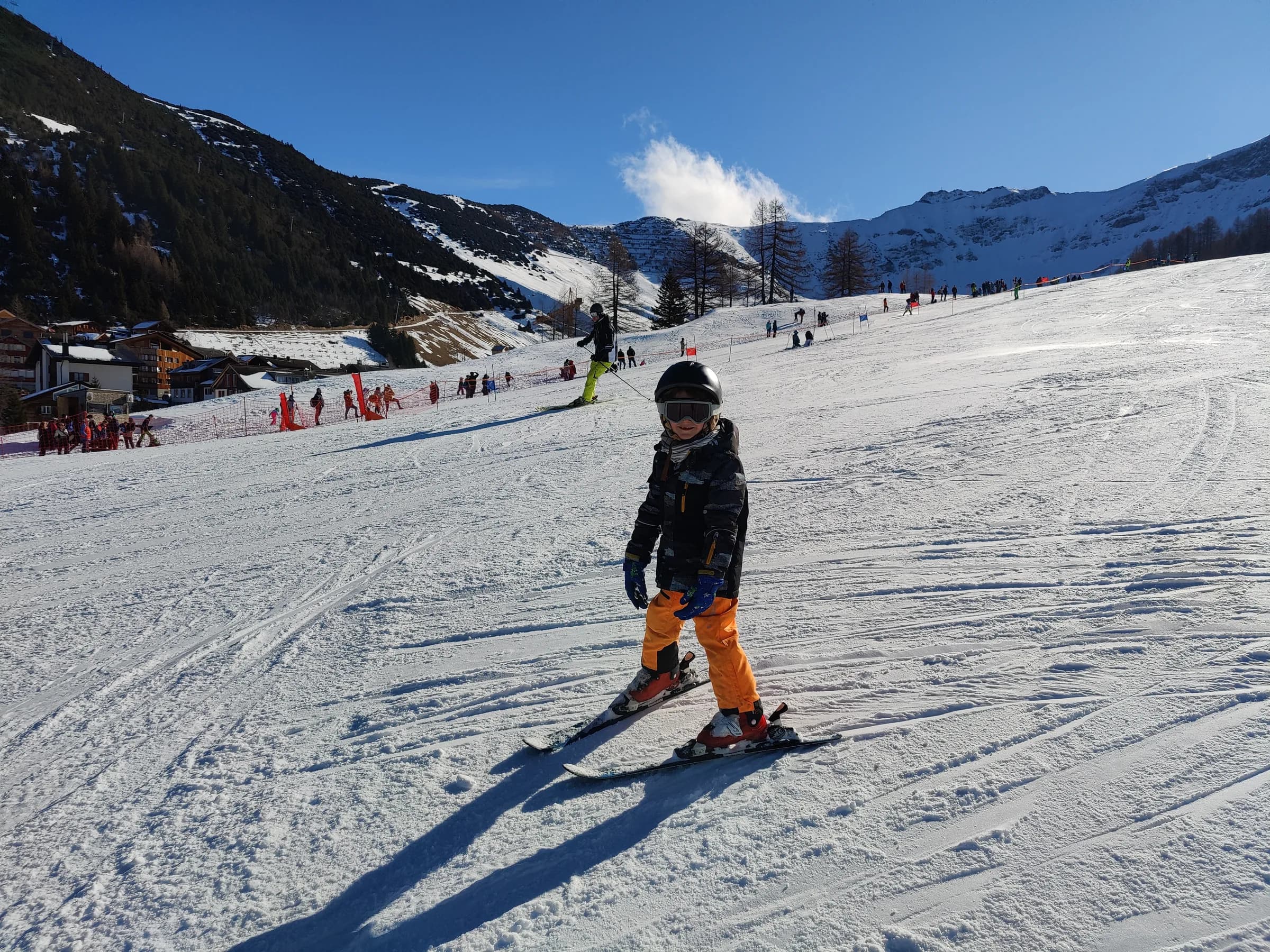 Dynamische Winterszene mit Schnee in den Bergen